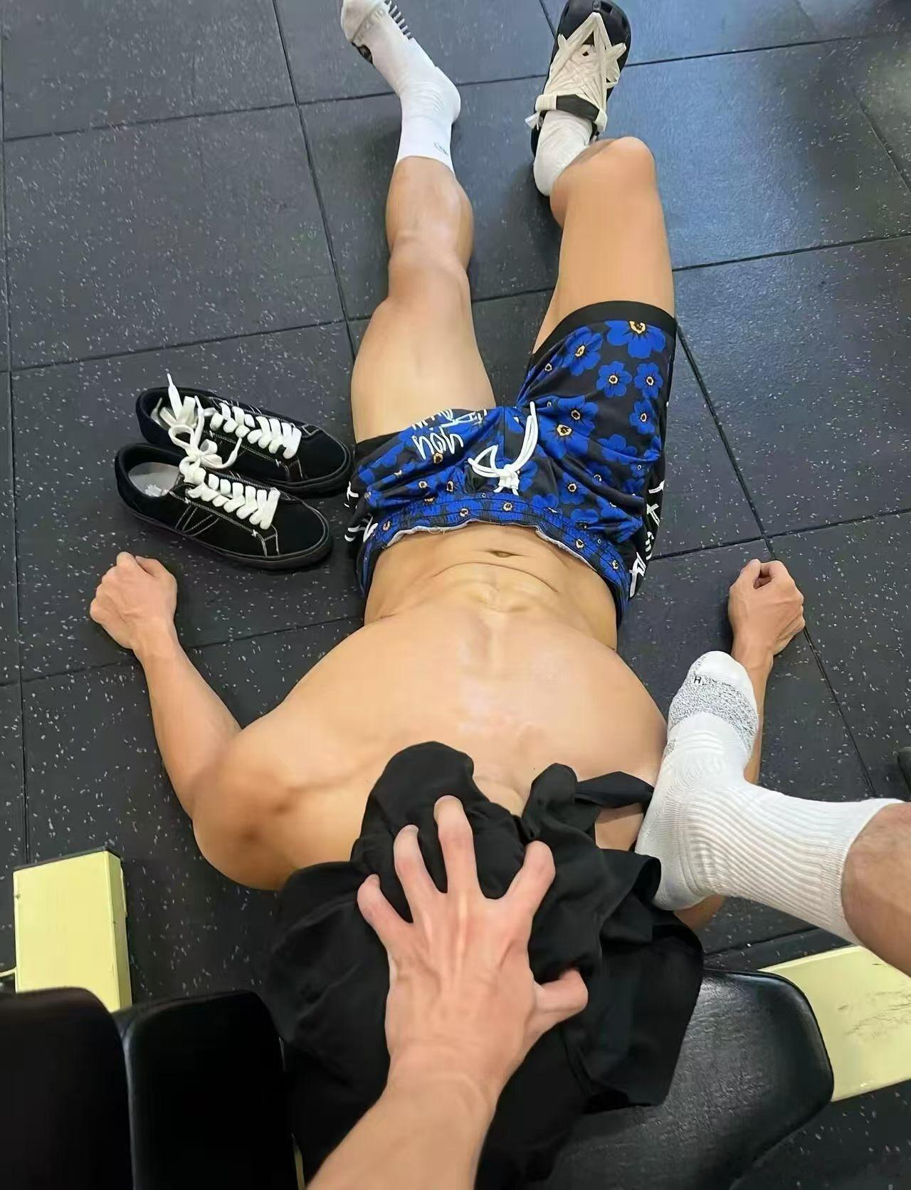 各大圈子已经不是低龄化的问题了各个圈子年龄都在年轻化，八零后九零后都老了。 