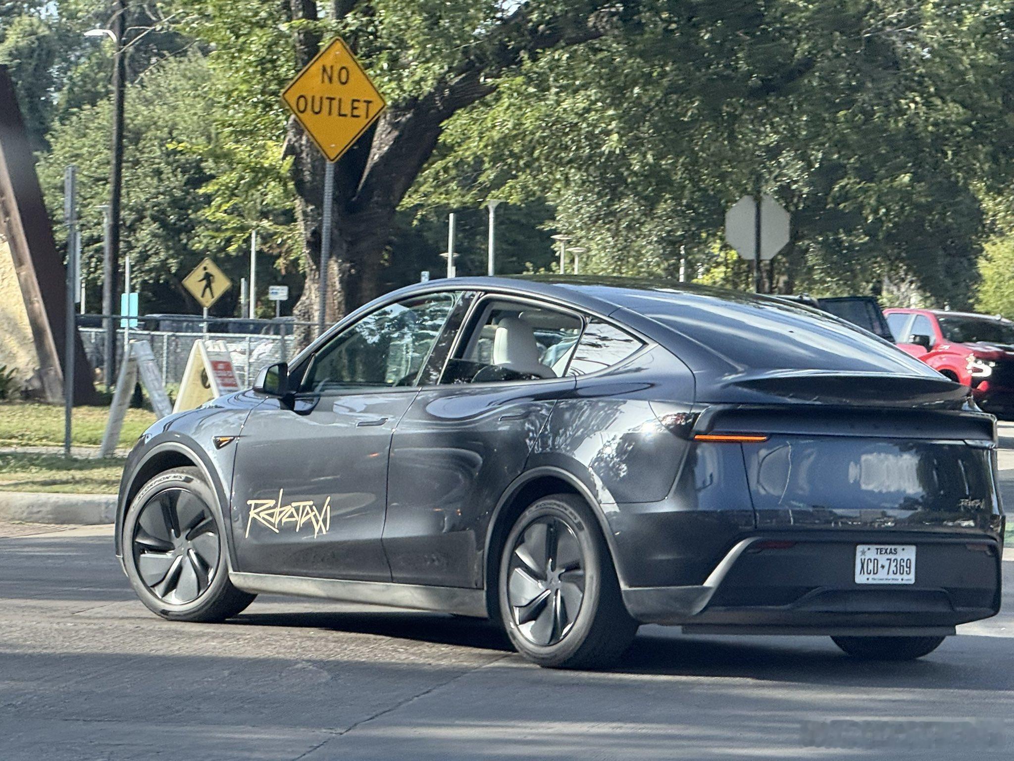 奥斯汀街头的Robotaxi已经没有在后面跟随的保障车辆了那么问题来了，焕新Y也