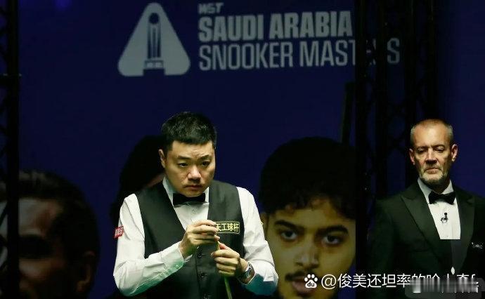 37岁丁俊晖年入千万，住英国富人区，43岁妻子风韵犹存。 