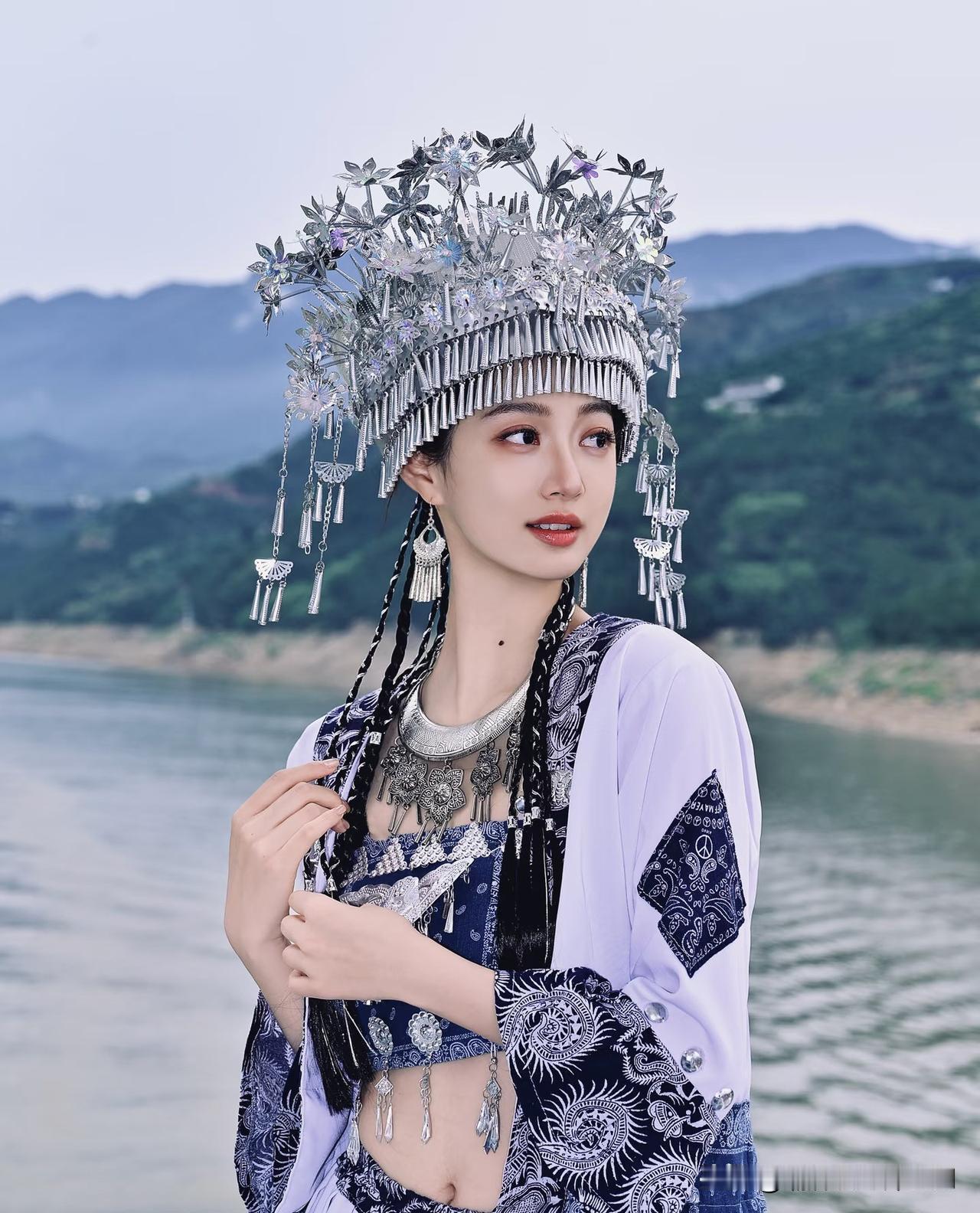 她到底是什么背景？一出道资源就好到逆天，关键才26岁的她，大三时就在天安门广场为