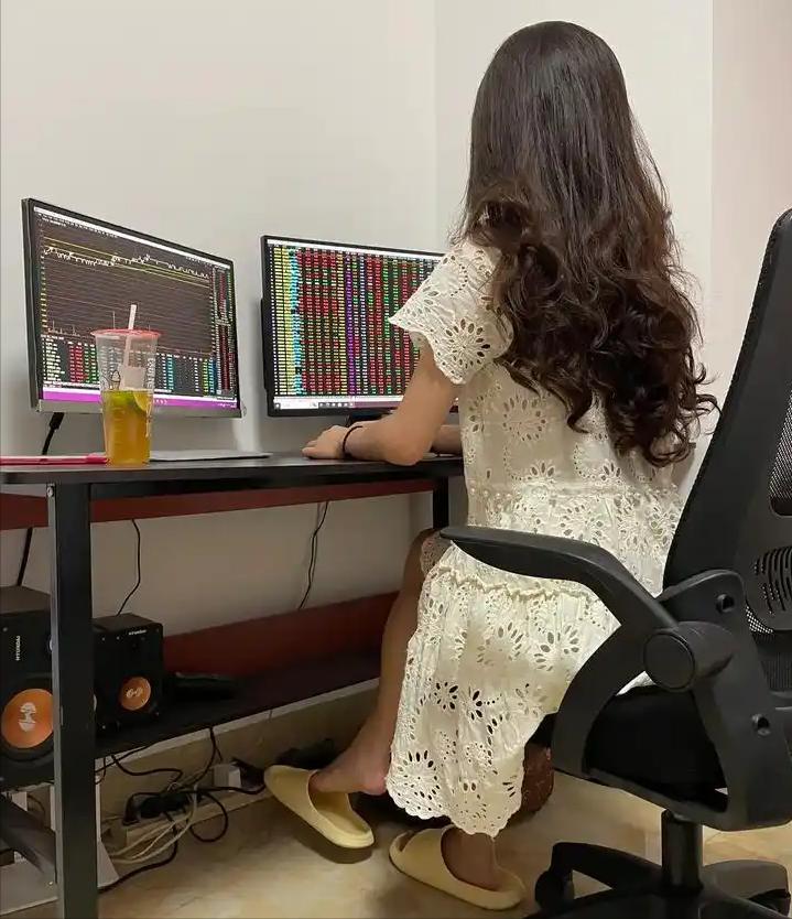 主力最头疼的，就是这种女股民

跌10%，她眼都不眨一下。砸20%，她也不会动。