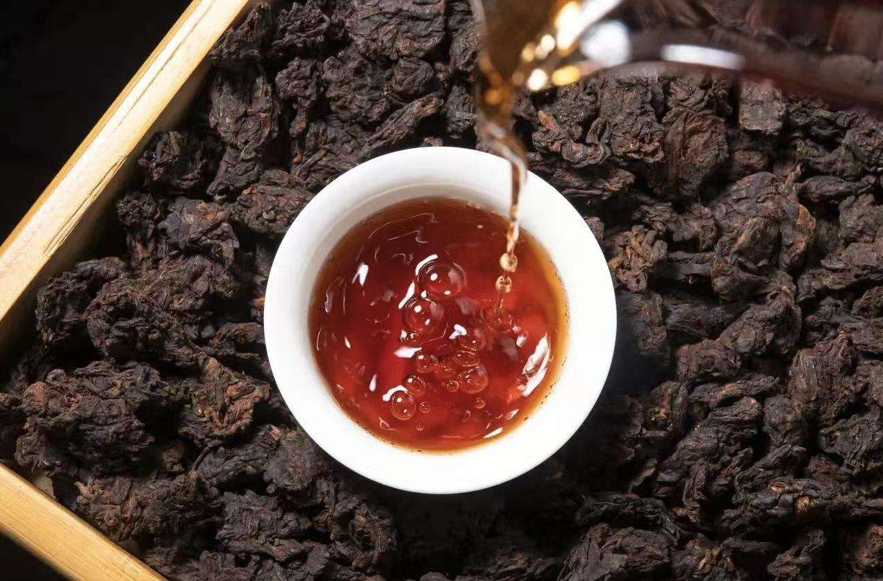 先说生茶，茶叶内含物里面的咖啡碱溶于水后，让茶滋味有苦感，因此，咖啡碱是让茶叶呈