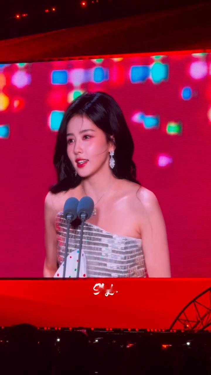 白鹿芭莎之夜内场大屏，女神好美白鹿 ​​​