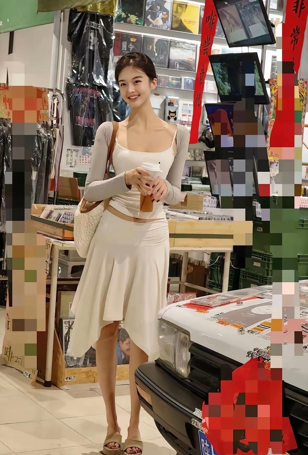 这是我见过最漂亮的女孩子，肤白貌美大长腿！