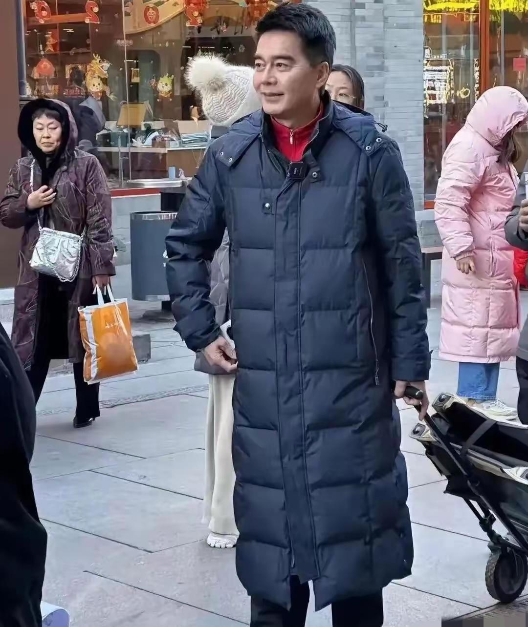 昨晚窝在沙发上和闺蜜刷路透，她是追了许亚军十几年的颜控，突然拍我胳膊喊得我一哆嗦