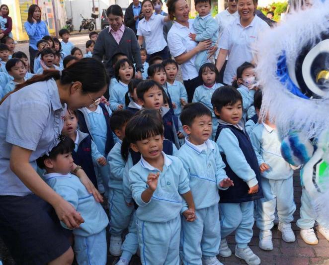 一代要比一代强：

1. 第一代：拼命勤奋，踏实苦干
从最底层做起，种地、打工、