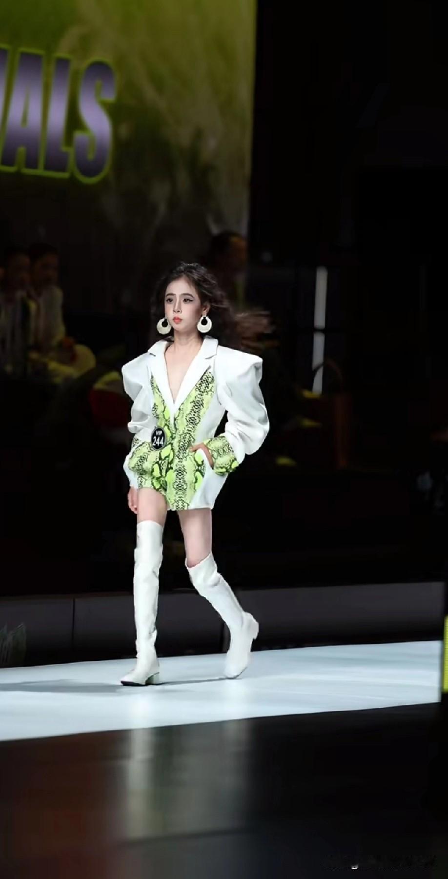 哈哈我这嘴没把门的！
看到童星长大总有种穿越感，
明明是8岁小孩子，
身体却透着