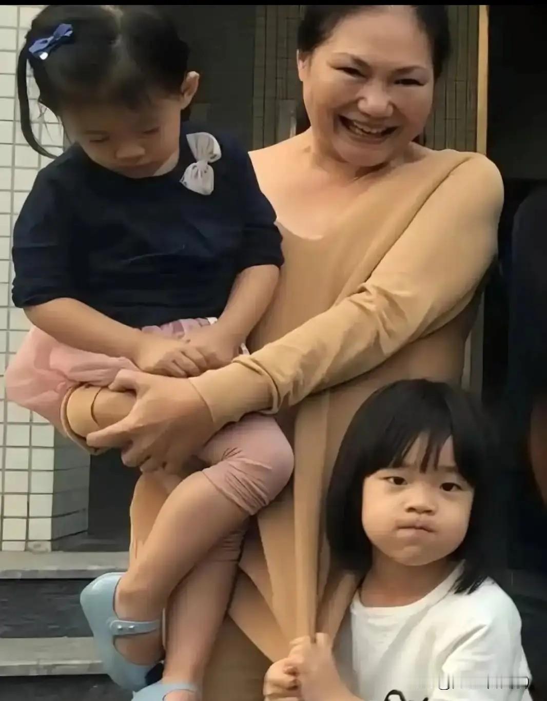全网都在热议玥儿姐弟为何暂缓回京上学，众人纷纷揣测利弊、争论不休，却没人看懂，这