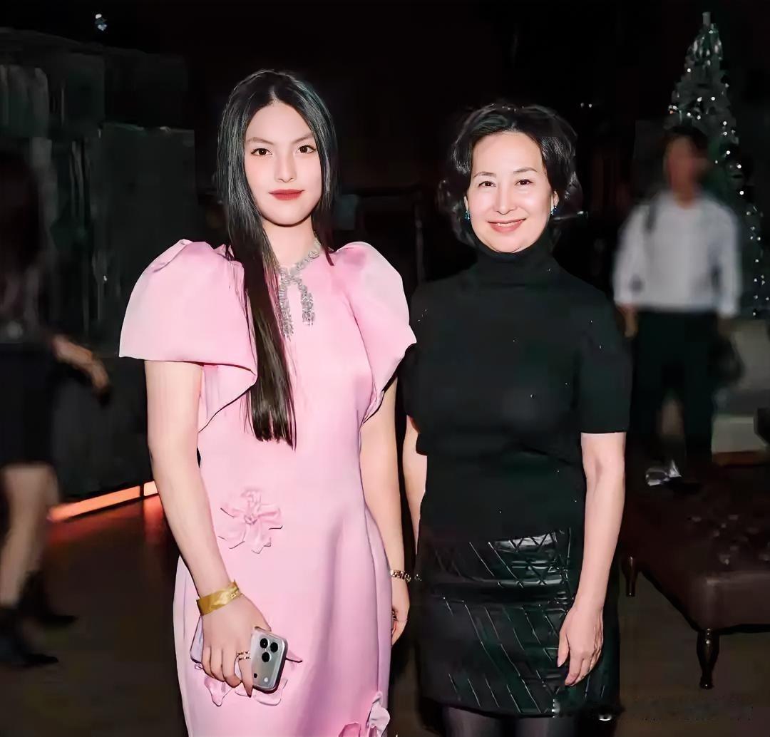 阶层的跨越
真不是那么容易的
哪怕贵如李湘

在萧邦晚宴上，李湘喝多了抱着卡罗琳