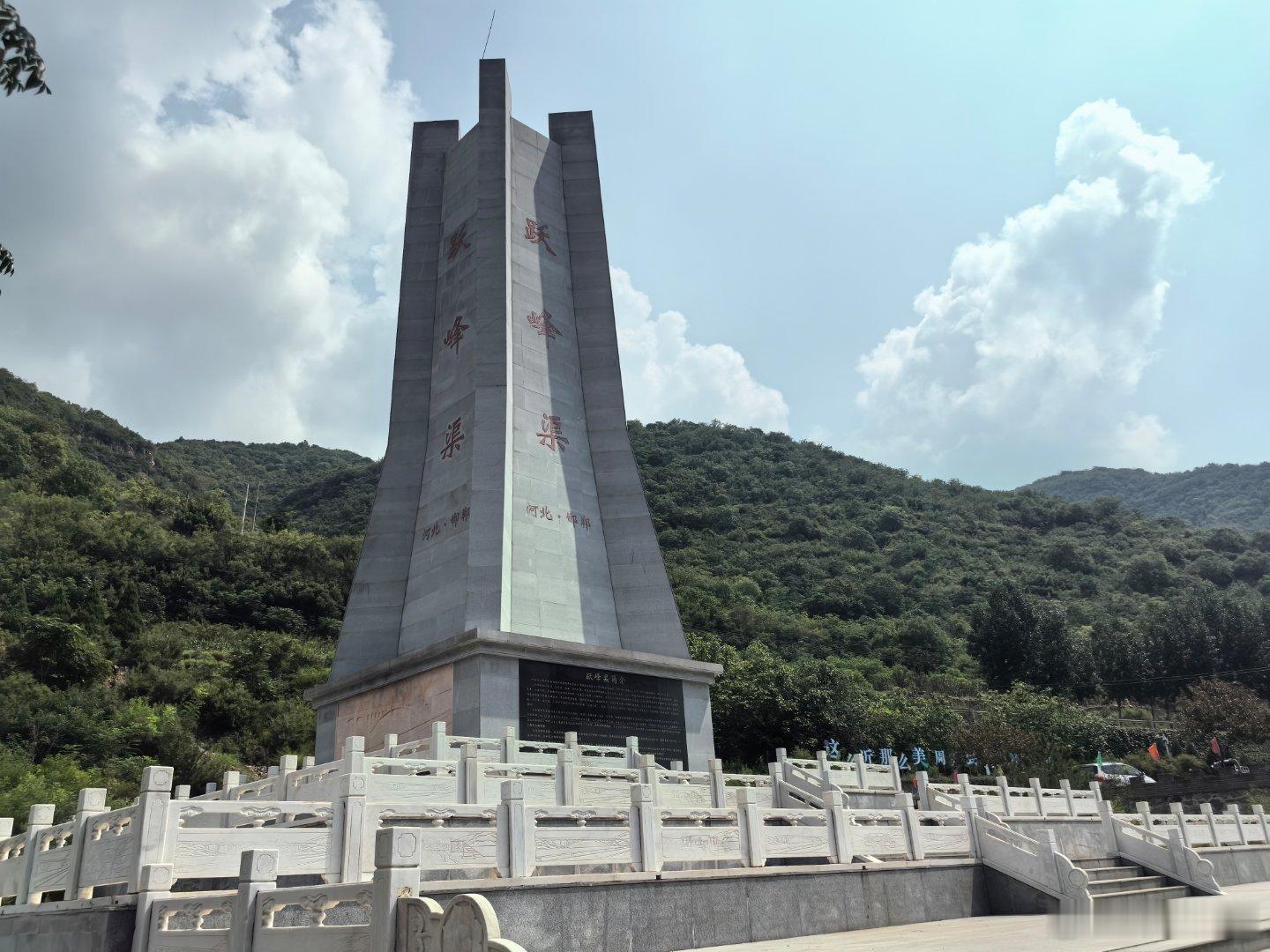 络丝潭的水，从红旗渠 总干渠一跃而下，跌成一道白练。山风过处，水雾扑面，站在潭边