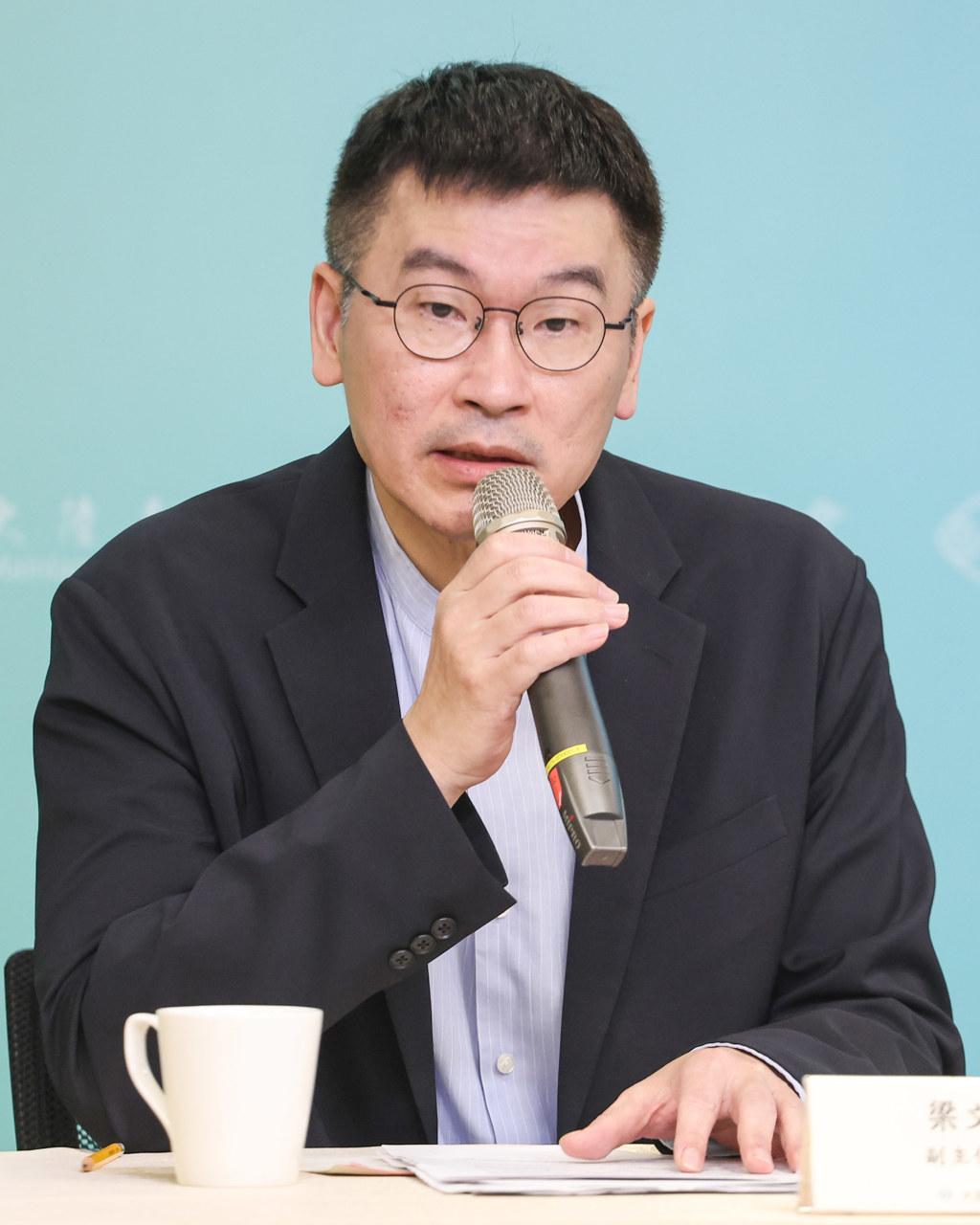 梁文杰捅菠萝释迦马蜂窝犯众怒 王鸿薇：我把他特别费删了
陆委会副主委梁文杰称菠萝