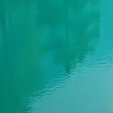 有人在海边，有人在海上，也有人在峡谷 