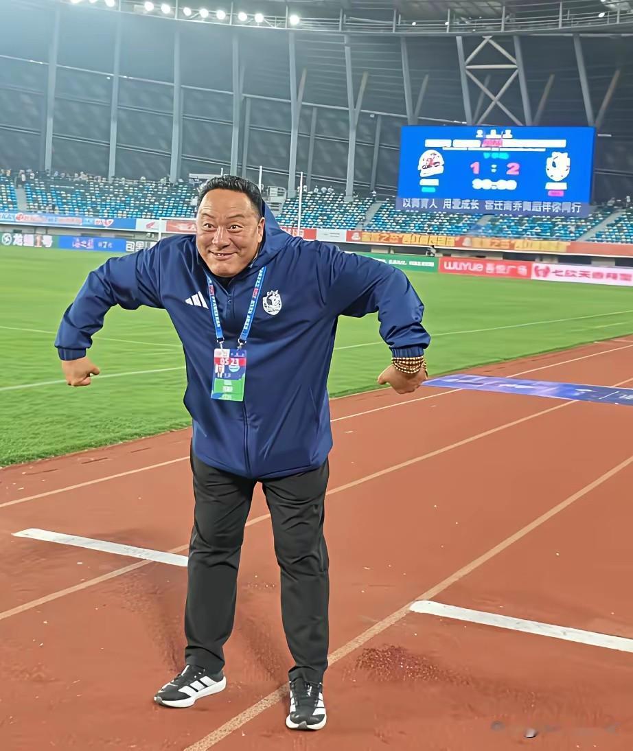 李太镇与队员们开玩笑了，这是非常罕见的，原来他也有可爱的一面。

这场比赛对南通