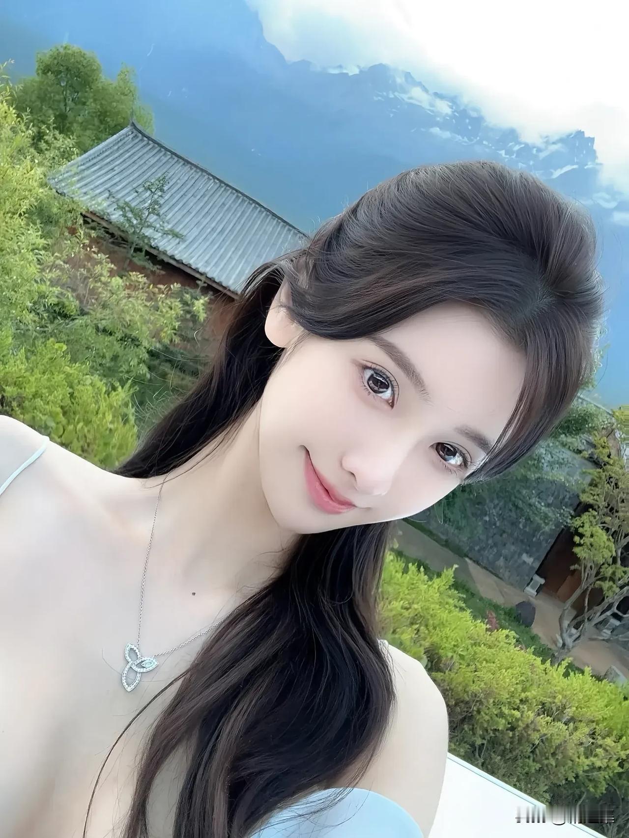 山间小屋的清新自拍，阳光洒在发梢