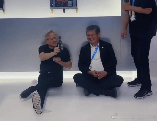 黄仁勋躺地上对瓶吹几张来自台北电脑展现场的照片爆火，画面中，英伟达创始人黄仁勋与
