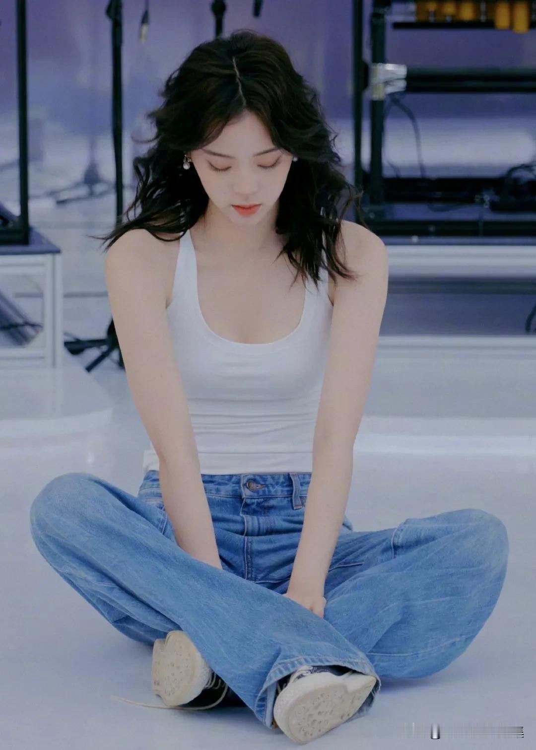 气质穿搭怎么穿才恰到好处?欧阳娜娜清新甜美营业照 ​​​