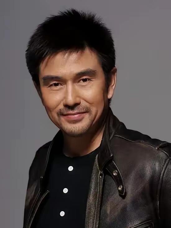 54岁他出生于重庆，是一位颜值演技双在线的影视演员，长相英俊儒雅，帅气逼人。他的