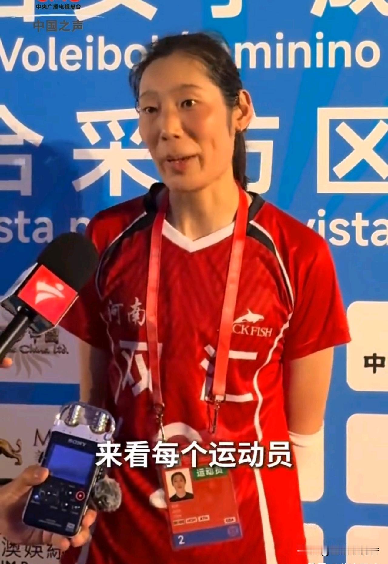 朱婷在第十五届全运会女排比赛期间接受了简短采访。她提到自己参加全运会主要是帮年轻