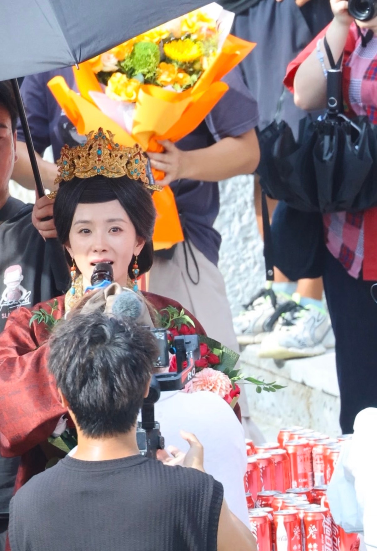 杨幂江山大同杀青大合照杨幂江山大同杀青捧花照 历经一百多天的拍摄，终于杀青啦 