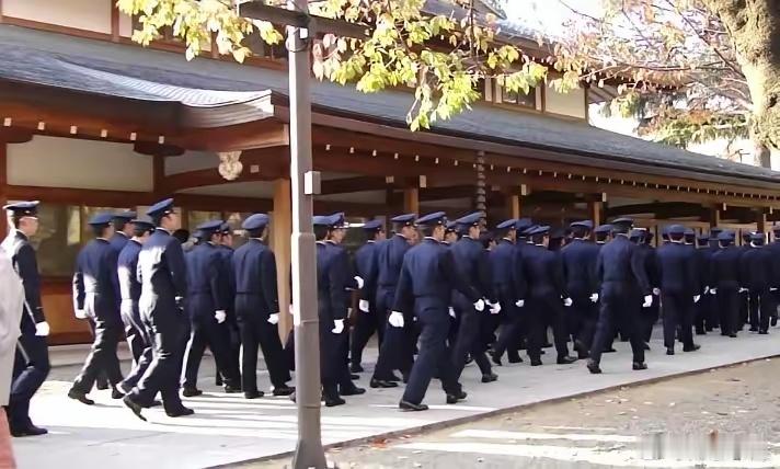 拜鬼！12月11日，日媒披露，近期日本防卫大学学员集体从横须贺彻夜徒步前往“靖国