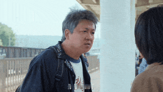 黑夜告白前九集白看了 第十集太好哭了！潘粤明在火车站里没有歇斯底里，但踉跄的步子