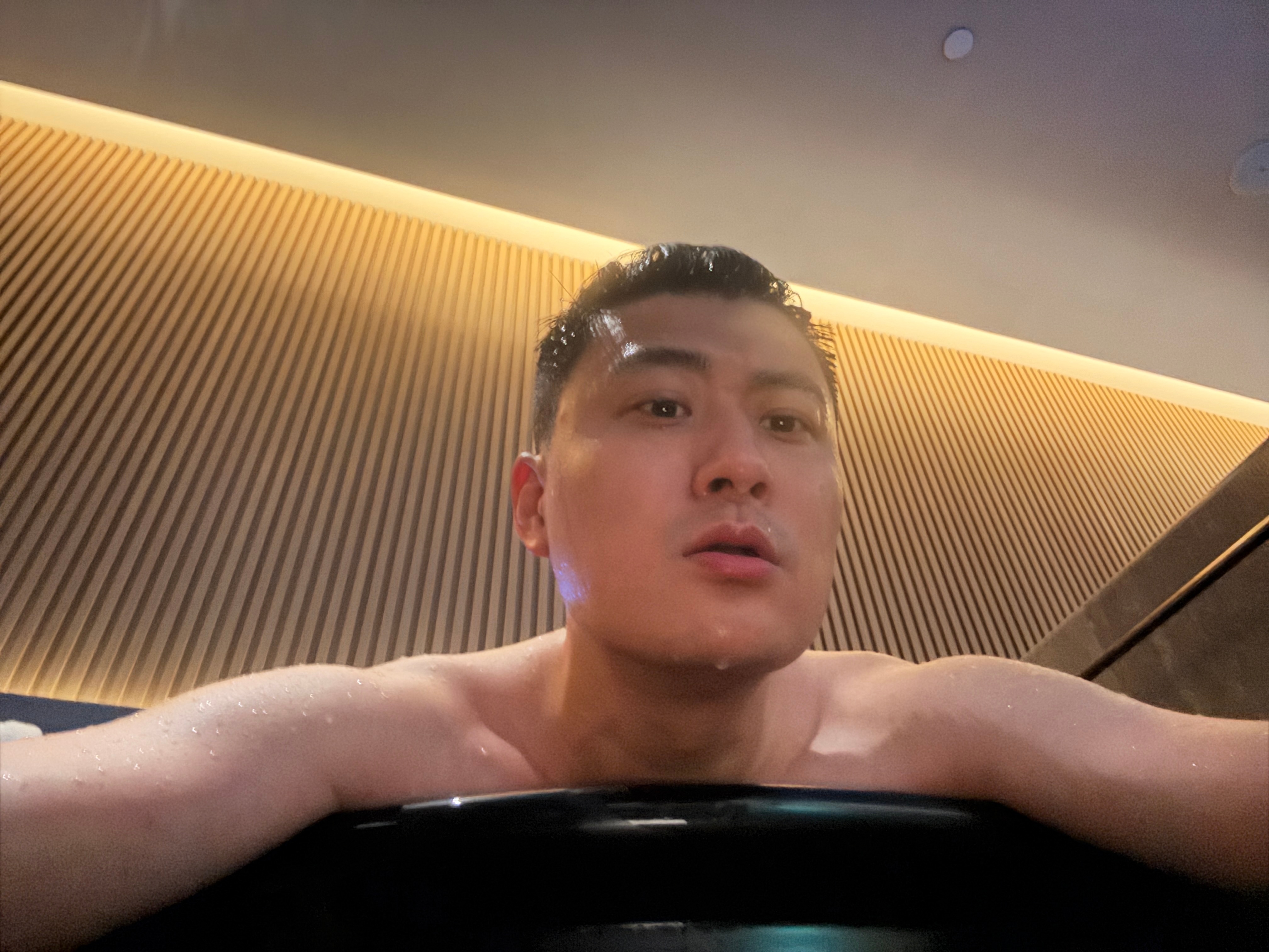 一个很冷门的南北差异我发现这广东的澡堂子….男浴池泡澡….都穿一次性内裤泡啊….
