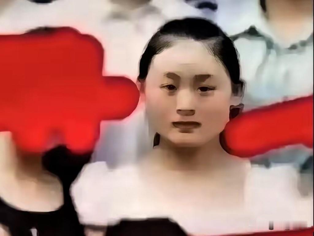 越来越有意思了，继曹三姐的茶馆被扒、老家院子被扒、现在她的小学毕业照也被晒在了网