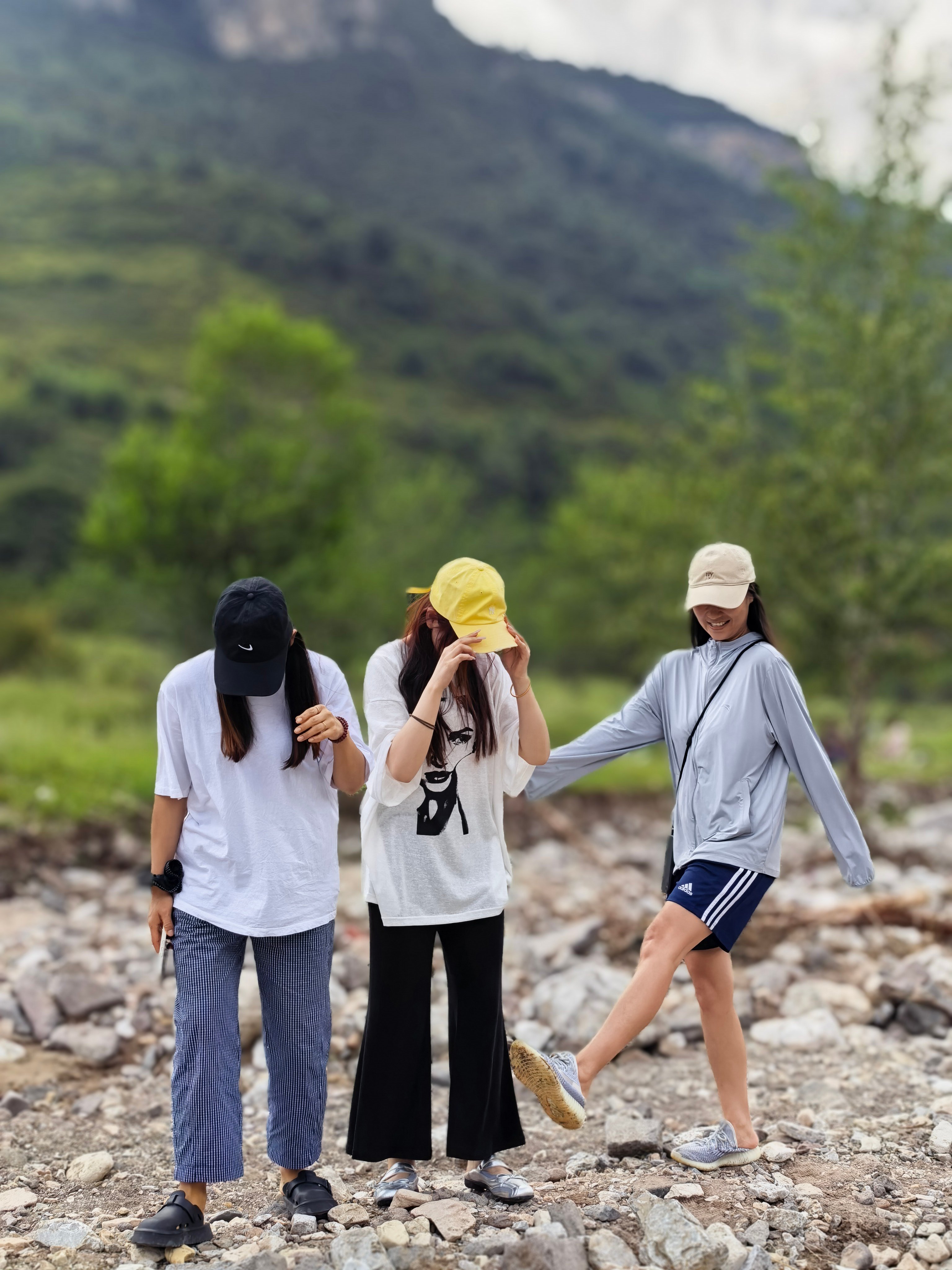 旅游发朋友圈为什么要带定位不发定位，谁知道你去哪了再加上如果以后翻朋友圈，看到定