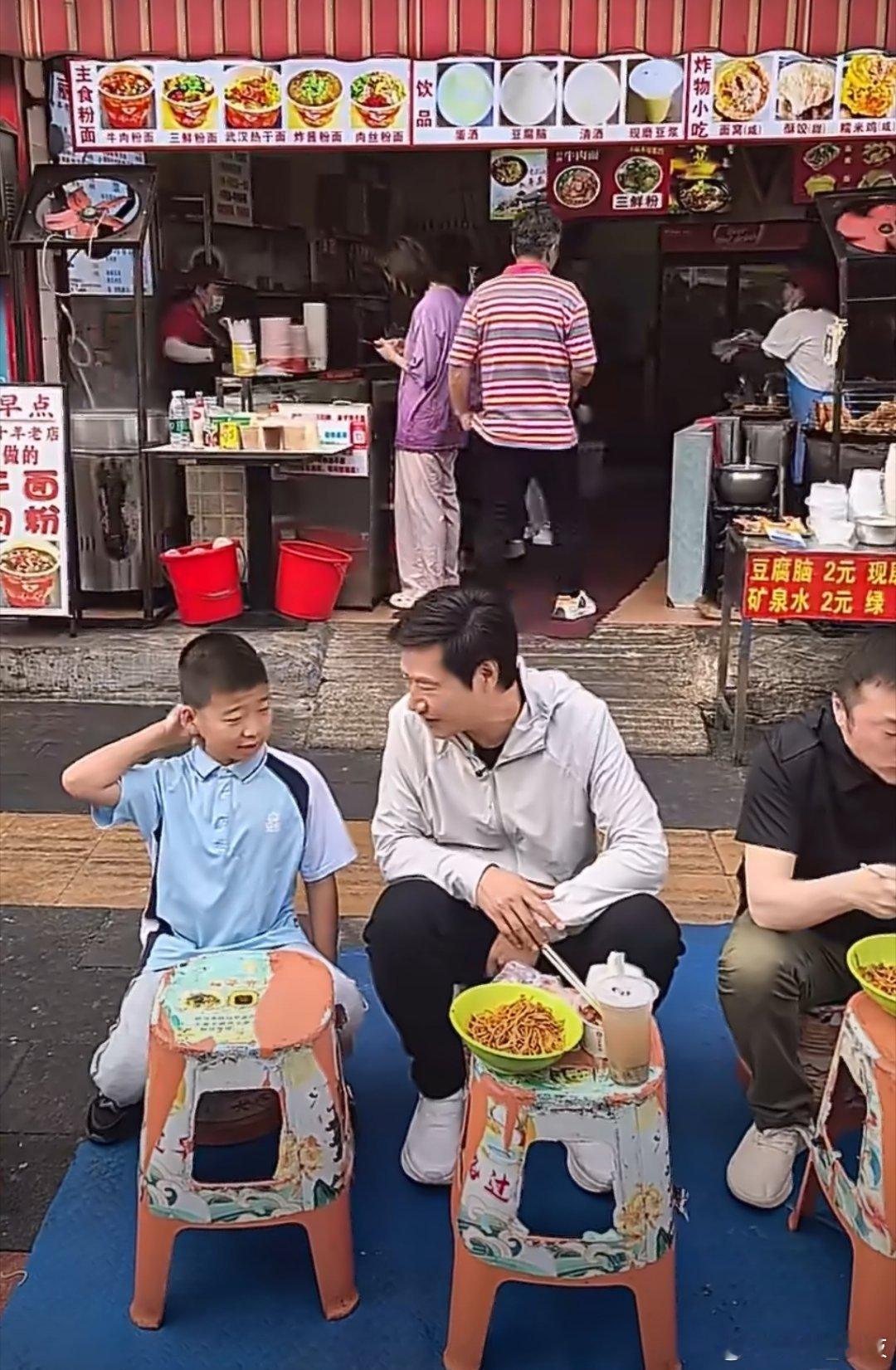 雷军说在街边吃热干面几十年没变  你能想到千亿大佬坐路边摊吃热干面吗？这画面太暖