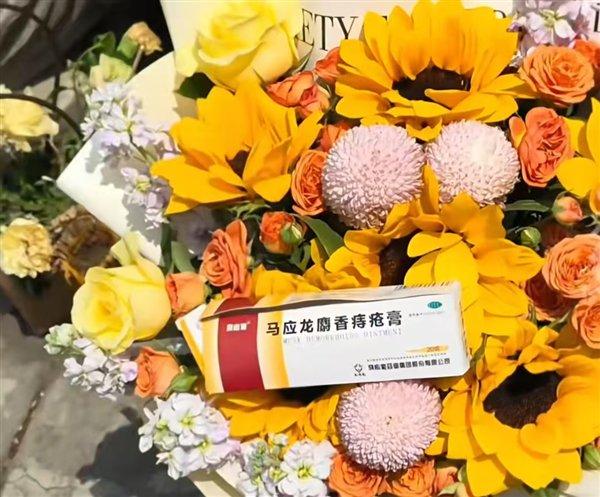 明代万历朝首辅张居正收到的供品最特别。在湖北荆州的张居正墓前，出现马应龙痔疮膏，