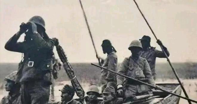 一个战士撞见八个鬼子在河边追一个抱娃的农妇，他枪里就三发子弹，他没躲，刺刀“咔”