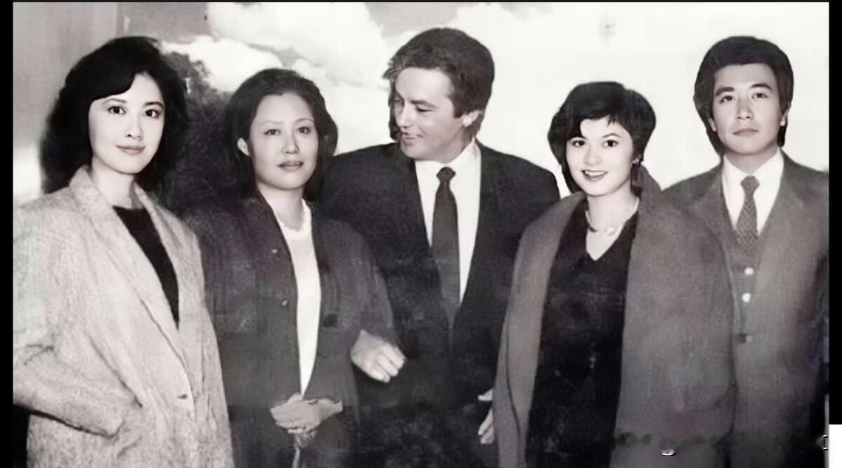 周里京原本就是90年代的第一帅哥，没想到中间的这一位国外巨星才是真的帅，他叫什么