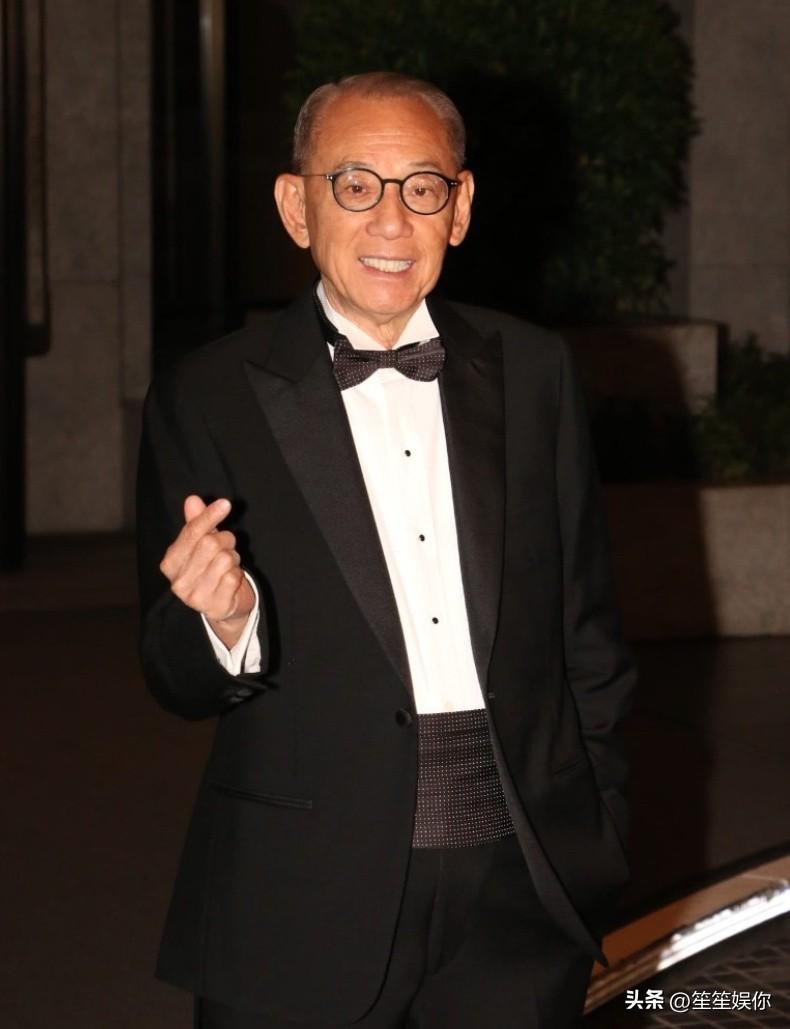 我看着英皇25周年演唱会就是杨受成的最后挽尊。英皇突然砸亿搞25周年演唱会，群星