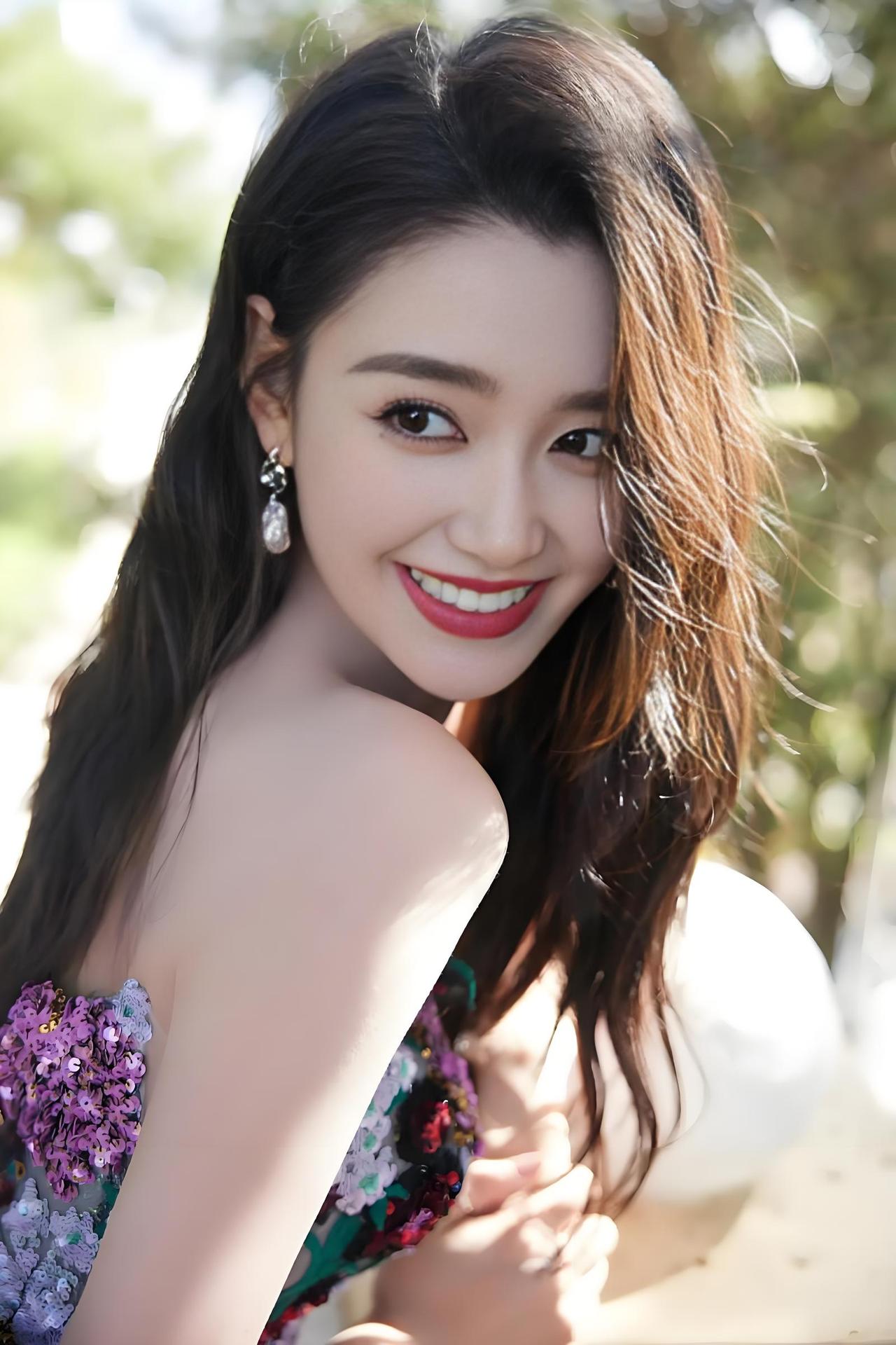 蒋依依写真集绝美呈现，灵动眼眸搭配多样造型，甜美与冷冽交织超吸睛女明星 高颜值美