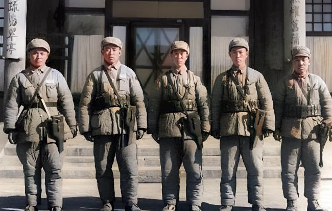 这五人都是解放后名副其实的中南海“大内侍卫”。通过身后门旁两根柱子上的楹联可知，