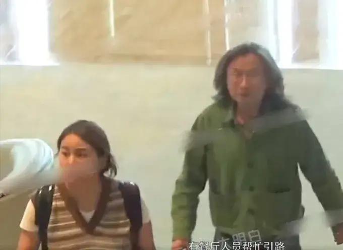 赵丽颖，要有大动作?
9月1日，有网友拍到赵丽颖和大导演陈可幸一起聚餐，网友一看