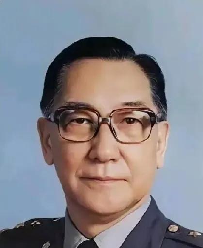 1942年，蒋纬国在潼关当连长，火车上一个上校扇了他一巴掌。他硬扛着没还手，因为