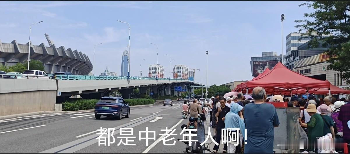 是呃，莫嫌秋来凋零早，占尽人间六月华