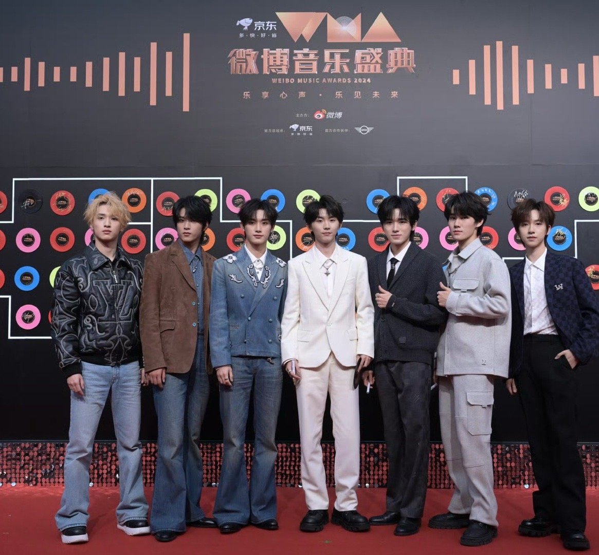 谁的状态最好[并不简单]#时代少年团红毯候场路透# ​​​