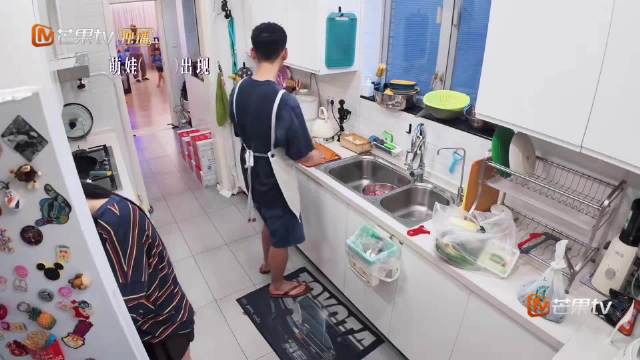 李嘉格新男友跟她的两个孩子关系真好
儿子和核桃叫妈妈男友小董哥哥哈哈哈哈，还跟他分享自己出去做的小饼