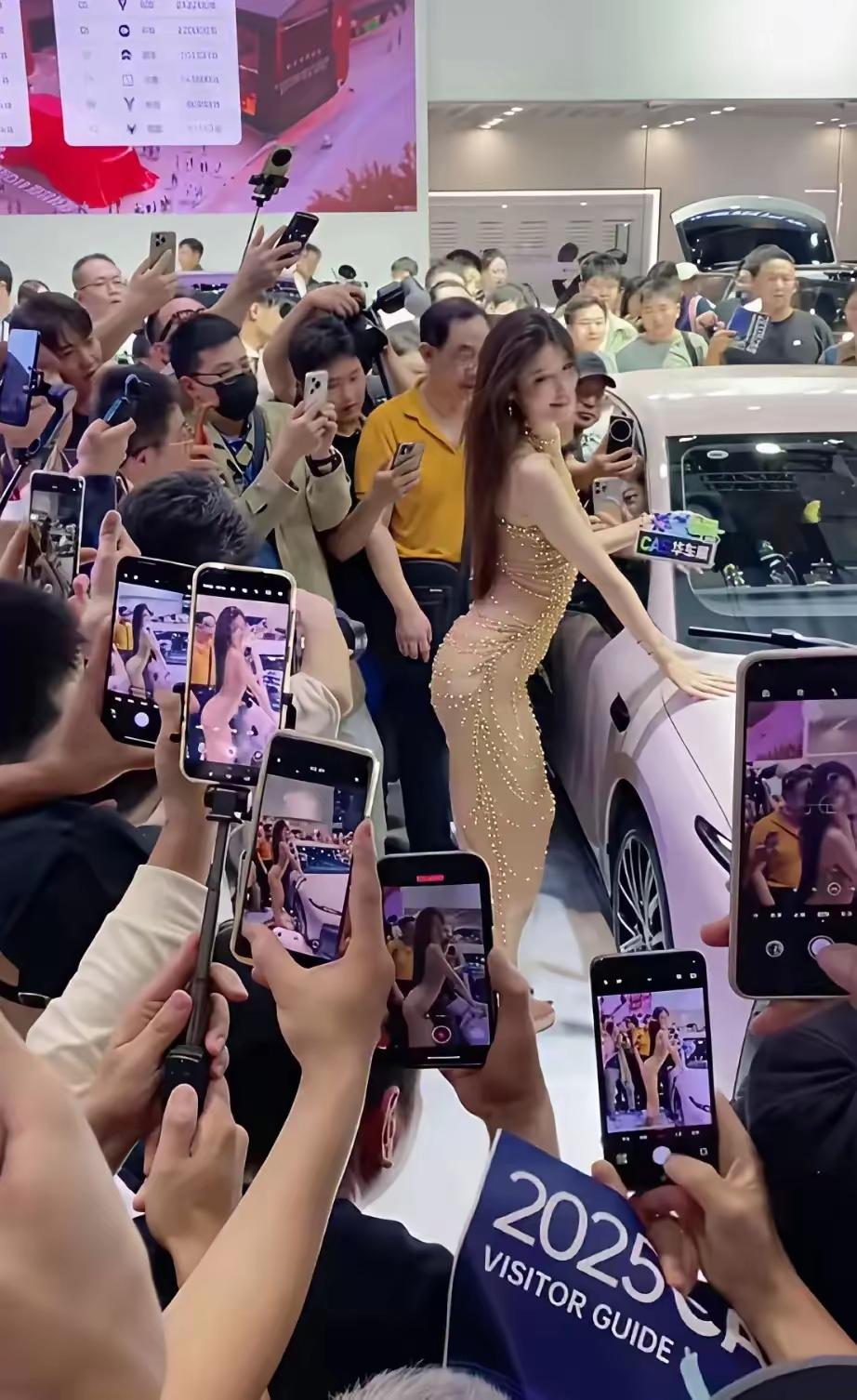 车模的关注度，即职业资本！镜头数量直接反映了观众的关注度，而这种关注在行业内具有