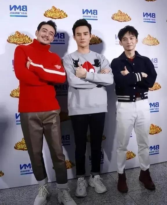 三位名演员同框，他们曾在《大江大河》中合作过一把。杨烁，身材高大，痞帅痞帅的；王