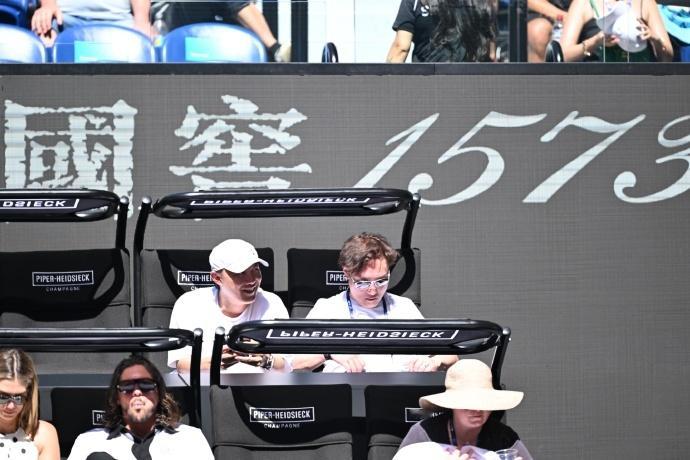 陈奕迅观战澳网 澳网男单半决赛激战正酣，阿尔卡拉斯vs兹维列夫 的焦点之战吸引了