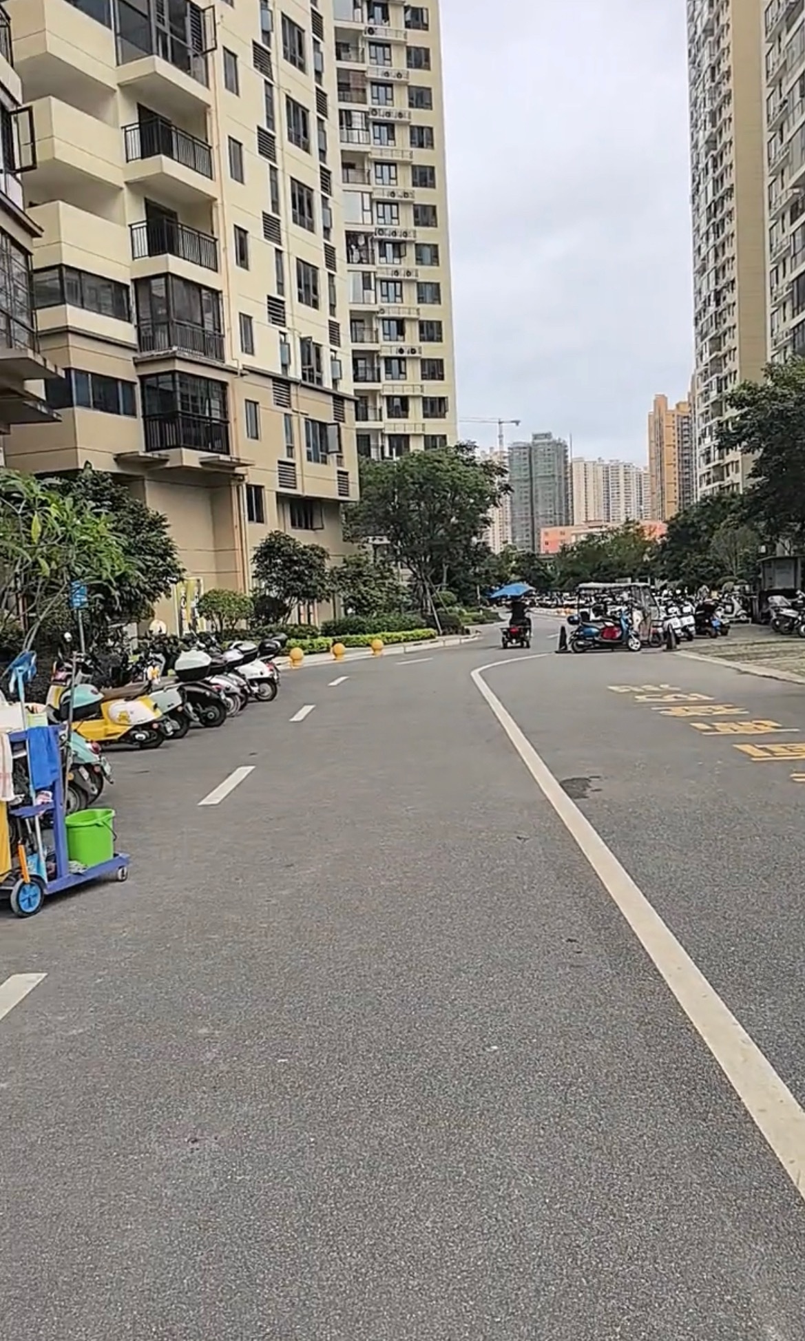 【玉林某悦城小区电动车乱停放】近日，有网友爆料称：玉林市某悦城小区的电动车乱停放