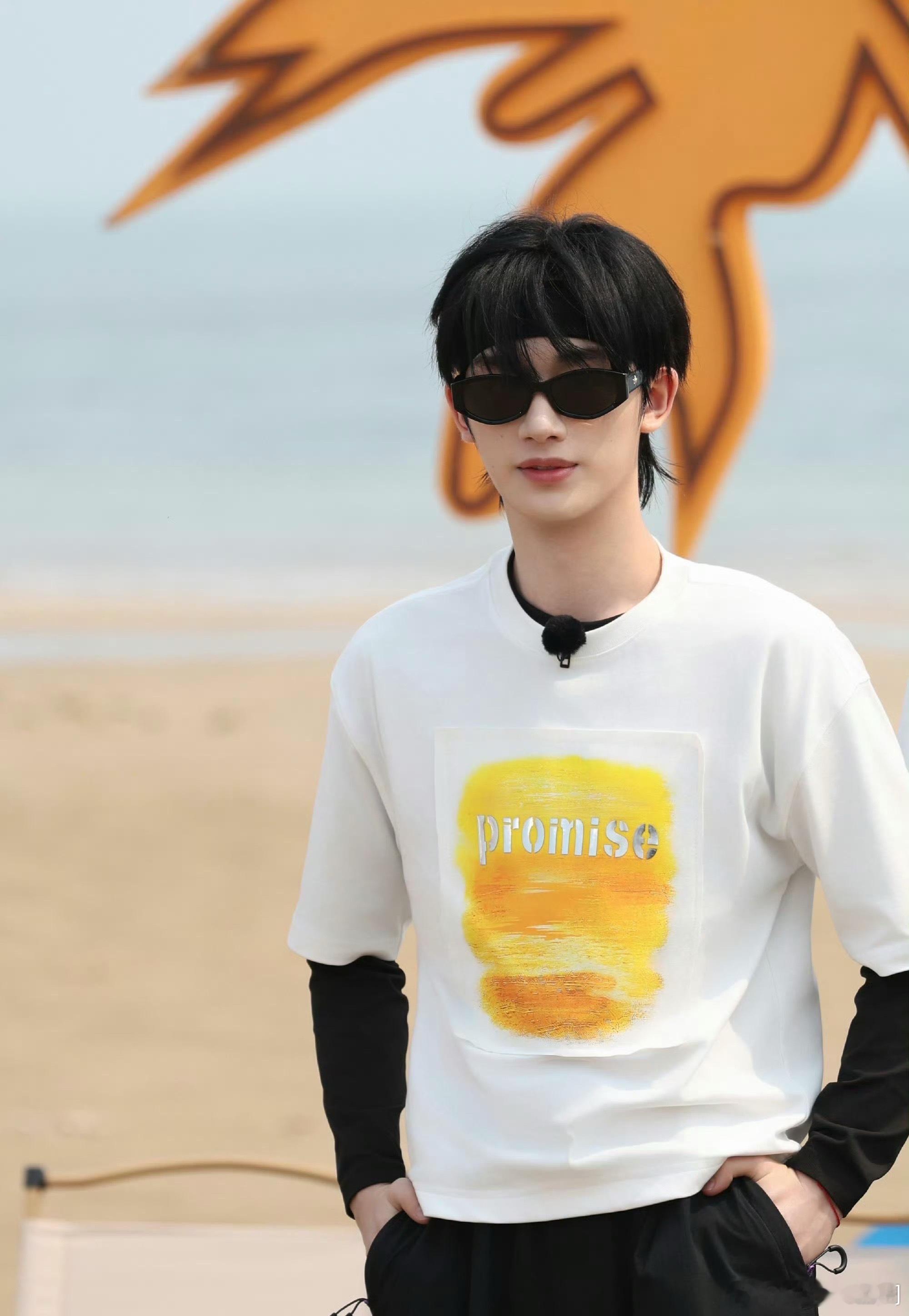 看这表情，一个又在逗，一个又要笑不笑——盲猜丁程鑫在模仿谁，张艺凡在下注！丁程鑫