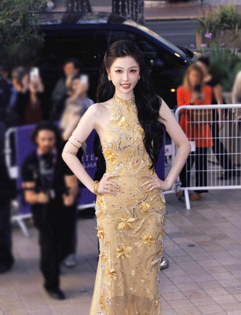 虞书欣金色花朵裙虞书欣金色臂环 睁眼被美一大跳 