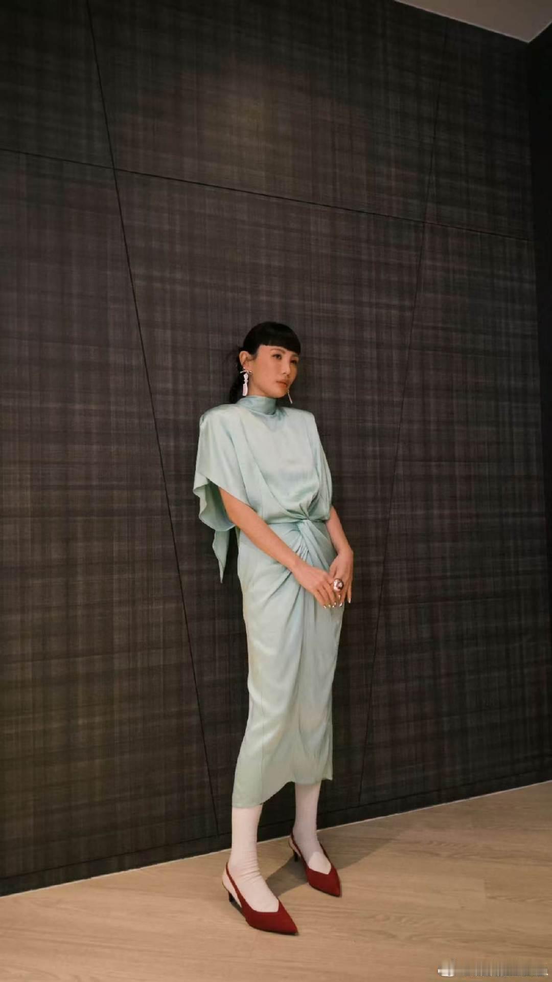 歌手直播魏如萱说王菲是无可取代的歌手王菲是魏如萱心中独一无二的音乐人，年少积攒的