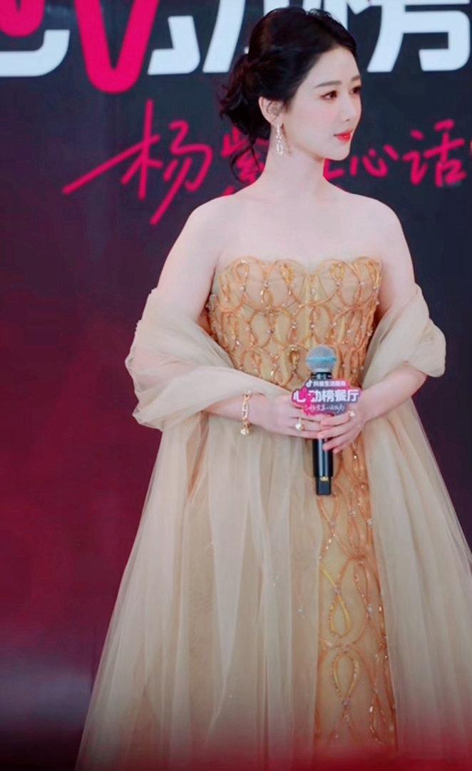 杨紫视后第一个线下活动造型这状态，这人气。视后的粉丝今天有没有很幸福红气养人说的