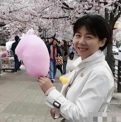 1999年湖北687分文科女状元戴柳，被父亲偷改志愿错失北大，戴柳下定决心从此在
