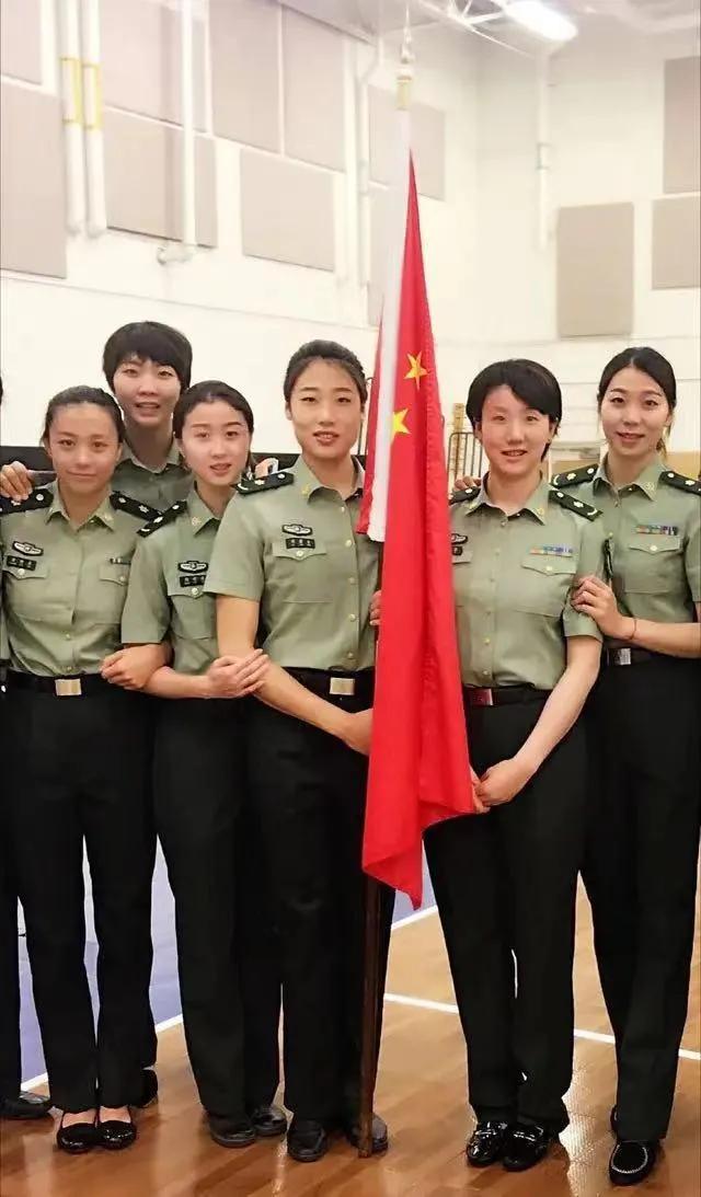 6位八一女排球员的飒爽军装照：
我一眼就认出了柔发覆额、曲眉丰颊、瑶林玉树的袁心